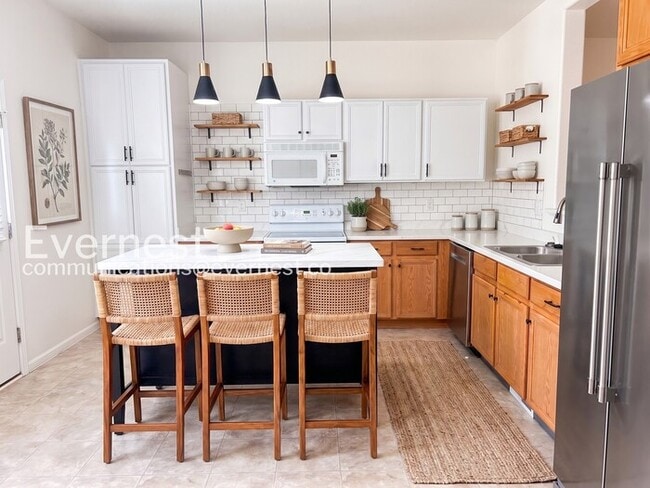 Building Photo - 2 Bed/2.5 Bath Townhome with Modern Amenities / Available Now!