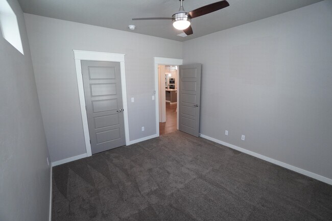 Building Photo - 407 W Pavilion Ln