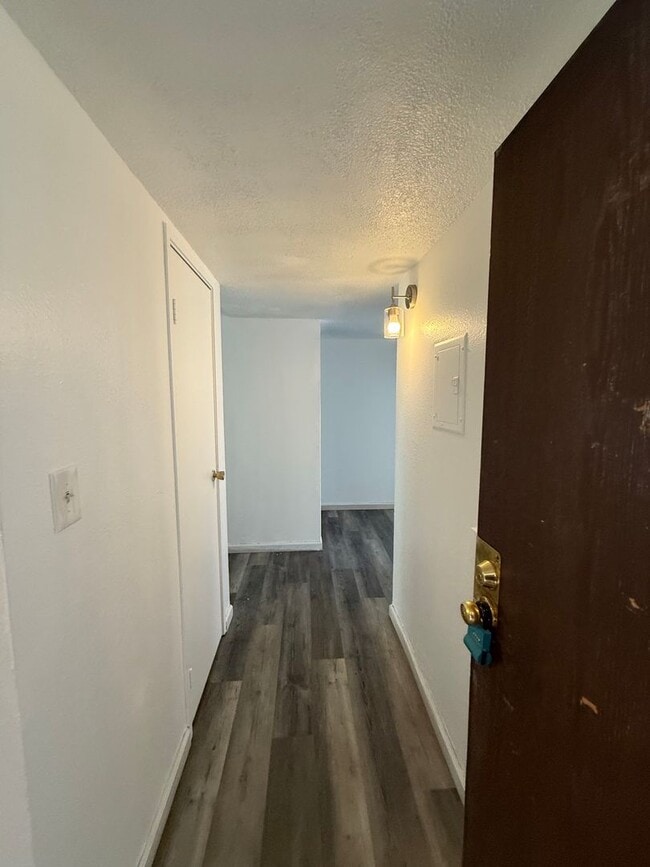 Building Photo - Beautifully Newly Refurbished Condo, 2 Bed...