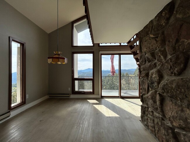 Building Photo - 2 Bedroom Mountain Home with Loft and Spec...