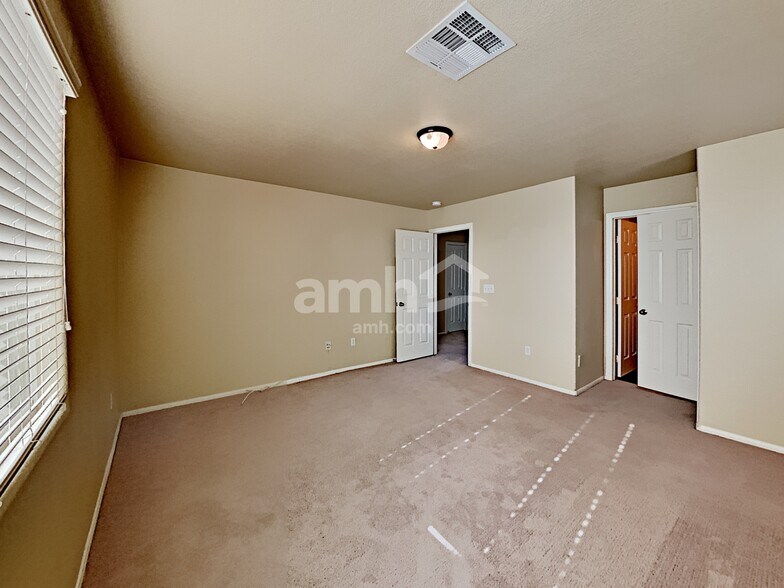 Building Photo - 10819 Hawthorne Berry St