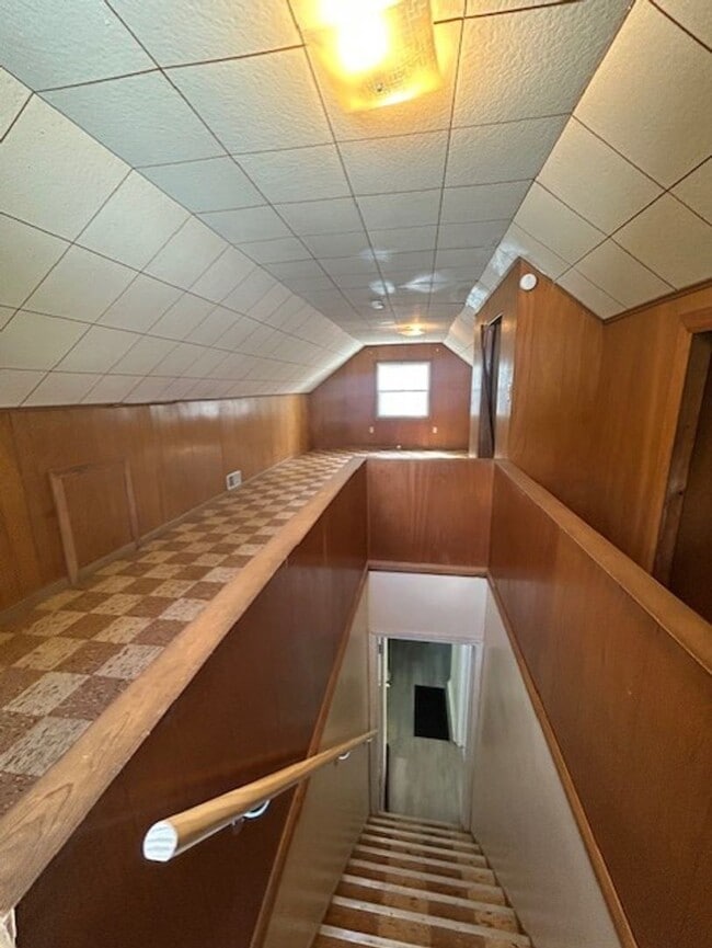 Building Photo - Bright Cape w/ Sunroom, Central Air, Big B...