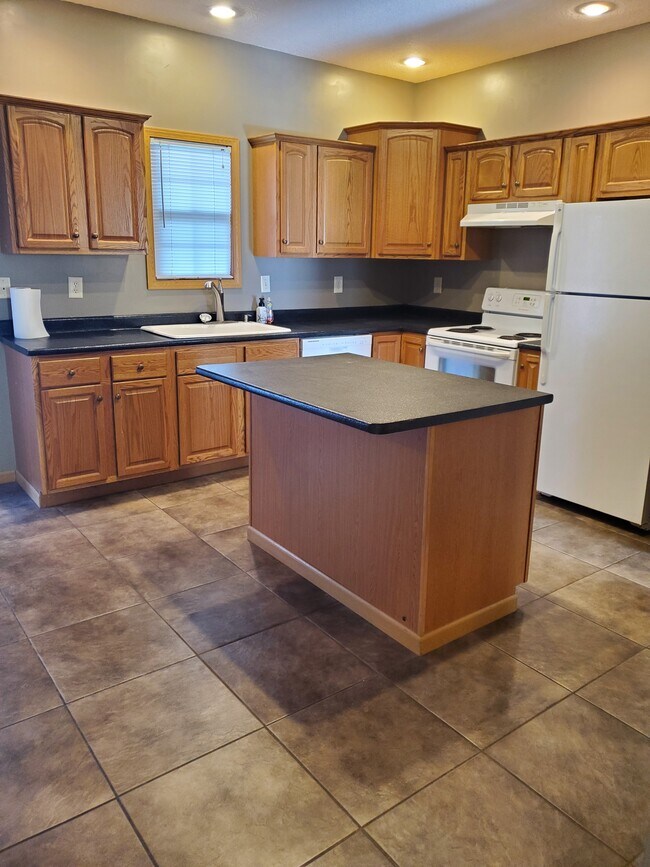 Building Photo - 2923 Lilly Dr