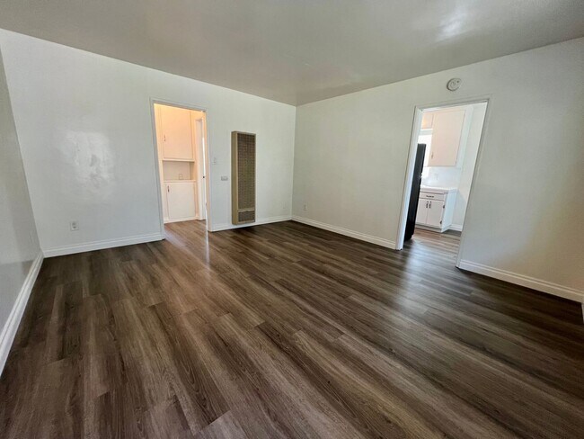 Building Photo - Quaint Downstairs 1 Bedroom in GATED COMMU...