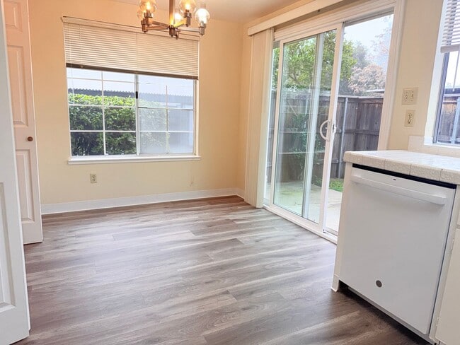 Building Photo - 2 bedroom 1.5 bath 2 story townhome