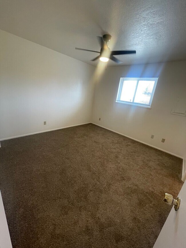 Building Photo - 154 S Los Pinos Dr