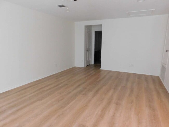 Building Photo - 4 Bed/ 3 Bath Stunner Located at Evans & TPC Parkway