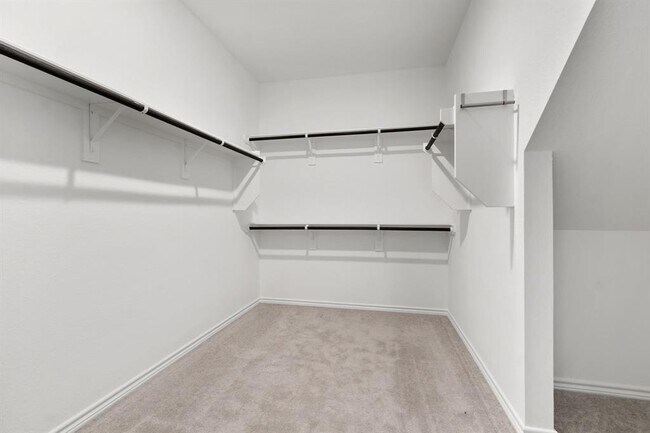 Building Photo - 15818 Dove Holw Dr
