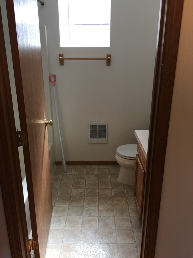 Building Photo - Close to Downtown and CWU!