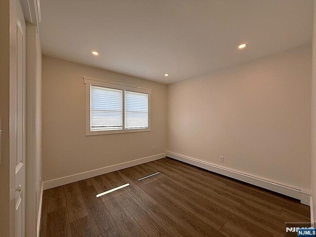 Building Photo - 682 Valley Brook Ave