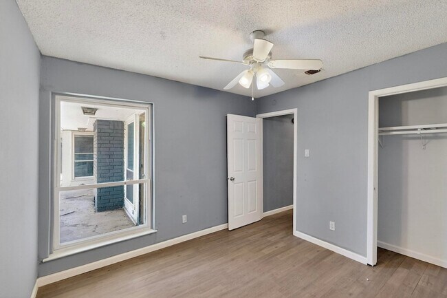 Building Photo - 2211 Sierra Dr