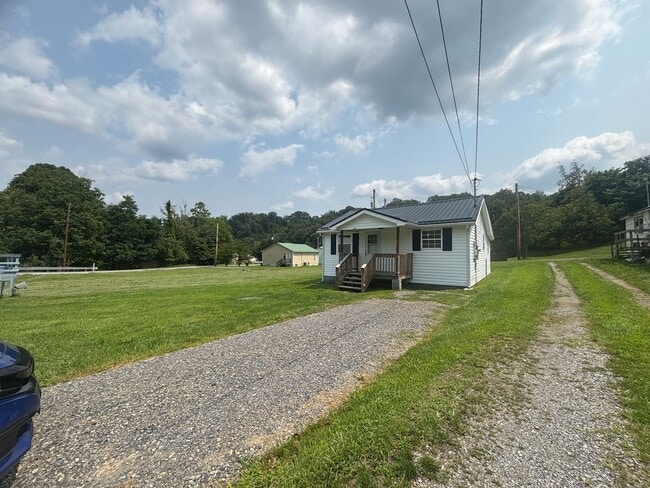 Building Photo - 3 bed 1 bath Single Family Available NOW