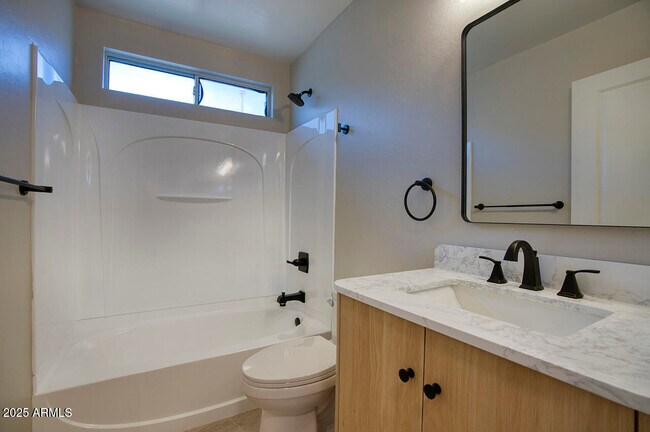 Building Photo - 1552 S Roadrunner Dr