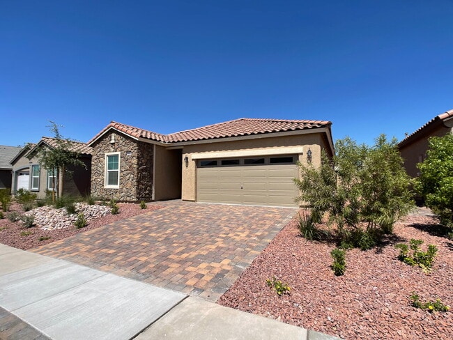 Building Photo - 4 BED 2 BATH 2 CAR GARAGE SINGLE STORY SINGLE FAMILY HOME w/ PAVED BACKYARD IN CADENCE COMMUNITY,...