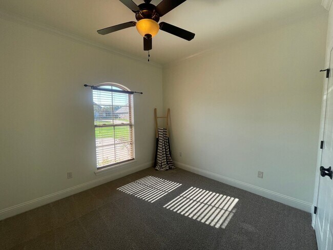 Building Photo - Must See! Welcoming Home In Turtle Creek S...