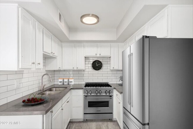 Building Photo - TERRIFIC 2 BEDROOMS 1 BATH SINGLE LEVEL UNIT FOR LEASE OFFERING $400 GIFT CARD AFTER SUCCESSFUL L...