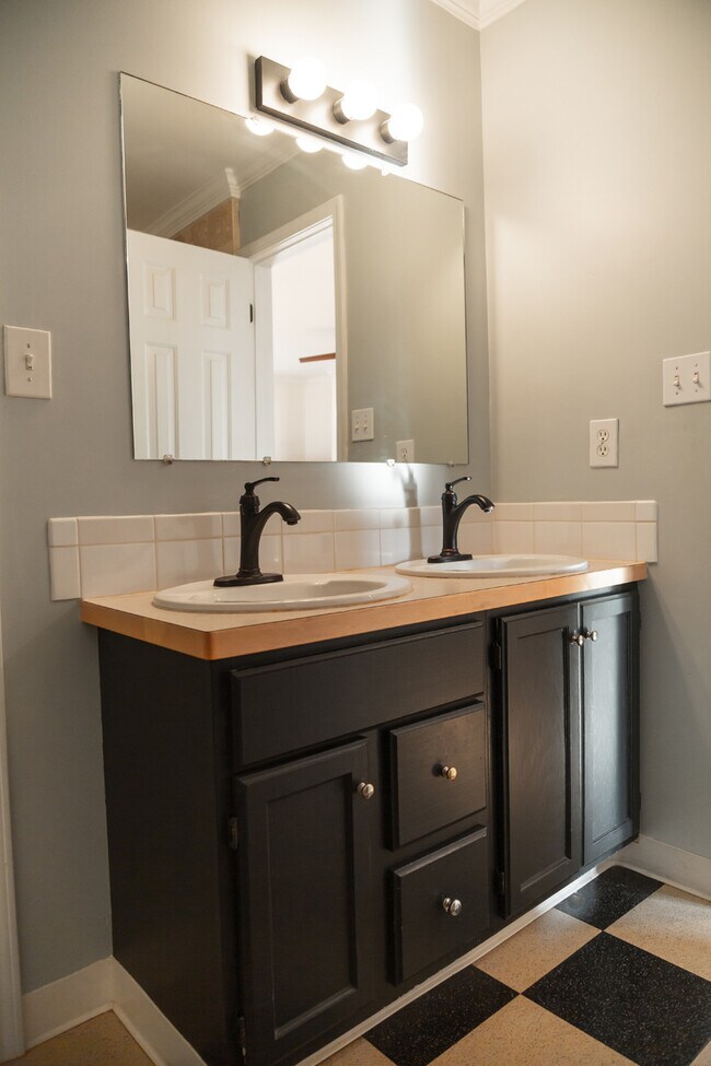 Building Photo - 333 Mathews Ave NE