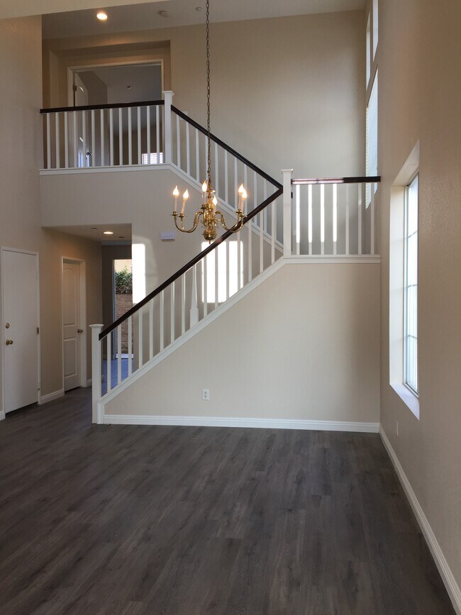 living room - 504 Robins Pl