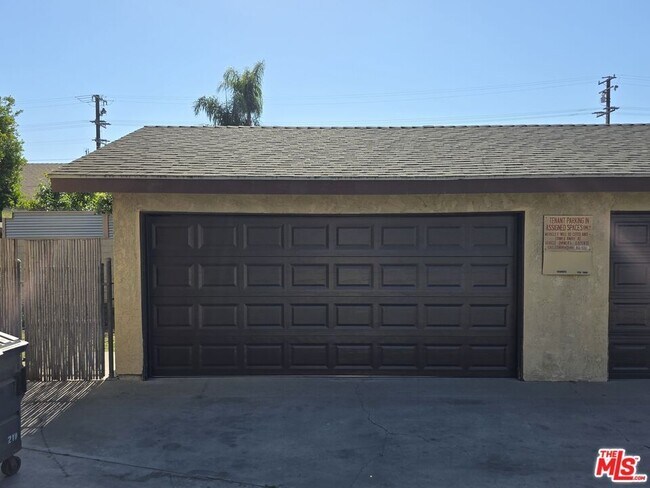 Building Photo - 14747 Woodruff Ave