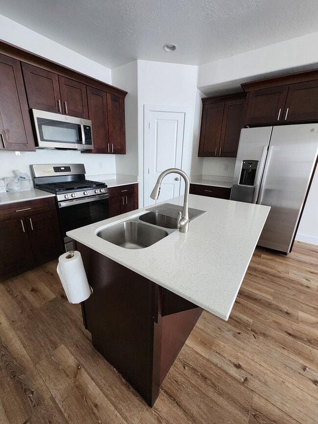 Building Photo - Beautiful Modern Townhome with Spacious La...