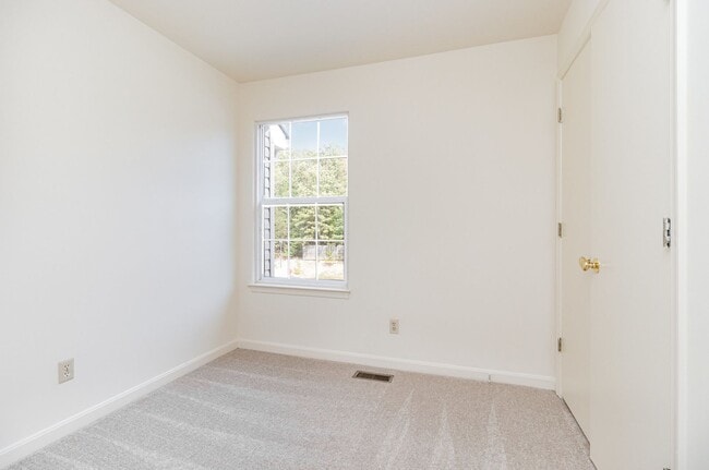 Building Photo - 3 Bedroom Townhome in Lee's Hill!