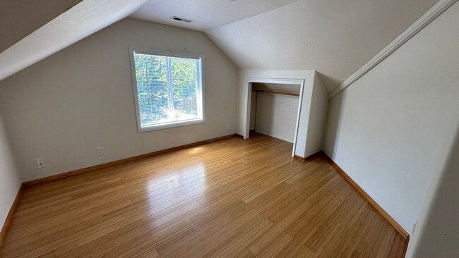 Building Photo - 4bd 2 bath Home in Westmoreland, Portland:...