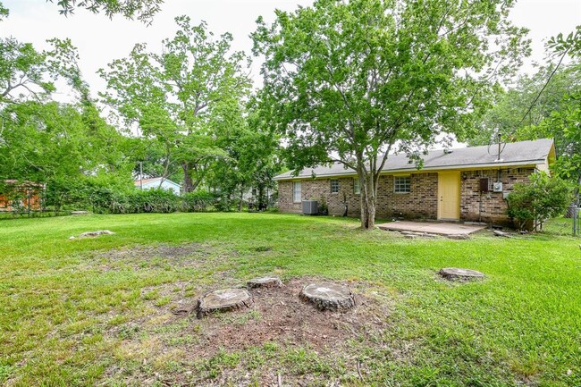 Building Photo - 3210 Ridgefield Rd