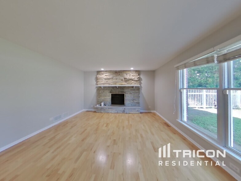 Building Photo - 2206 W Lawrence Ln