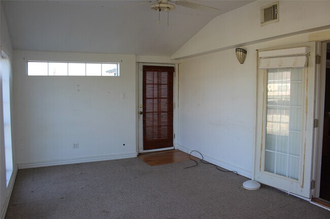 Building Photo - 440 Creek Dr