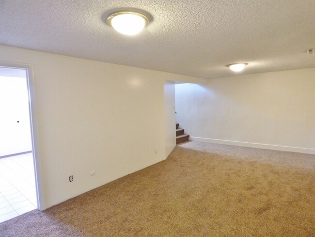 Building Photo - Remodeled 4 Bd Home with 23'x35' Heated Wo...