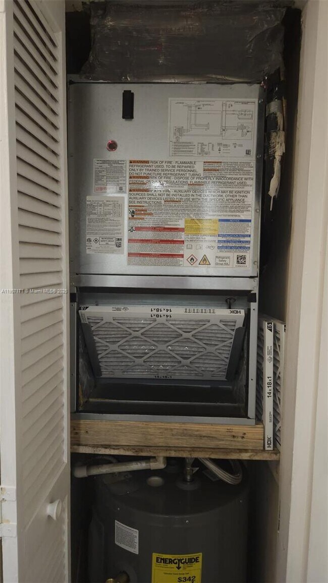 Building Photo - 1720 NW N River Dr