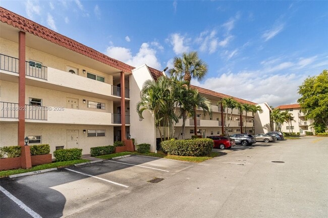 Building Photo - 9820 S Hollybrook Lake Dr