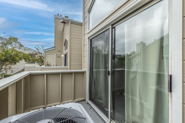 Building Photo - 2 bed/2 bath Upstairs Condo!