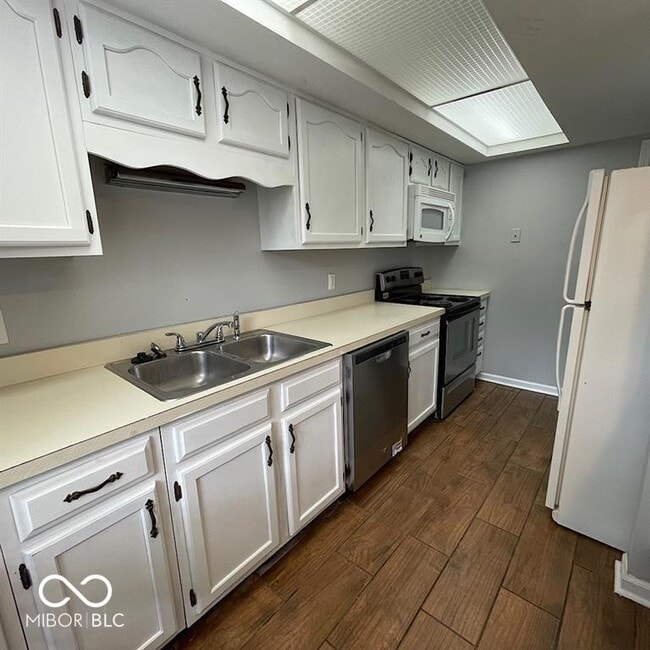 Building Photo - 1155 Canterbury Square S