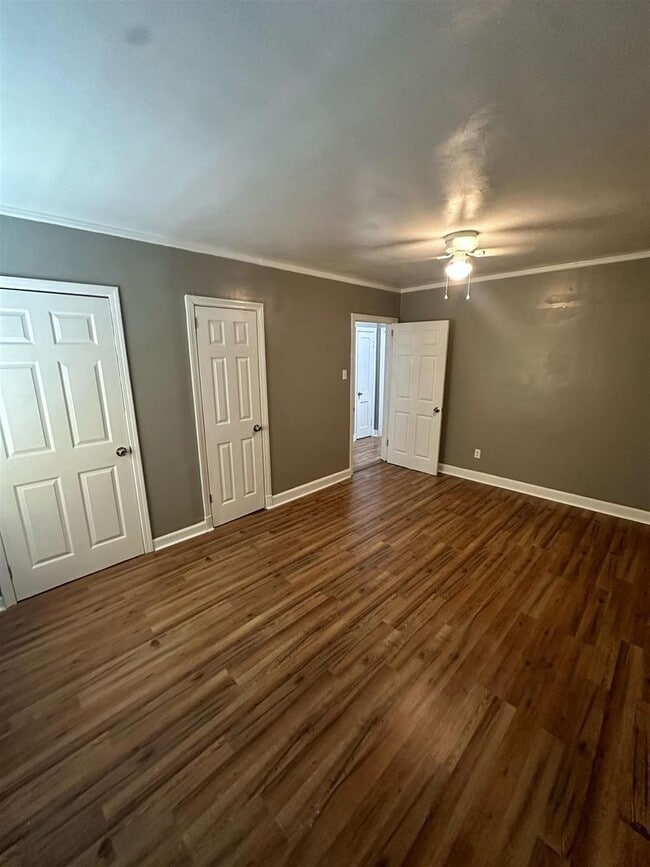 Building Photo - Renovated 3BR 2 Bath