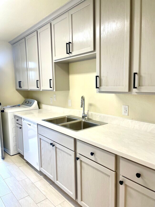 Building Photo - 5454 Folsom Dr