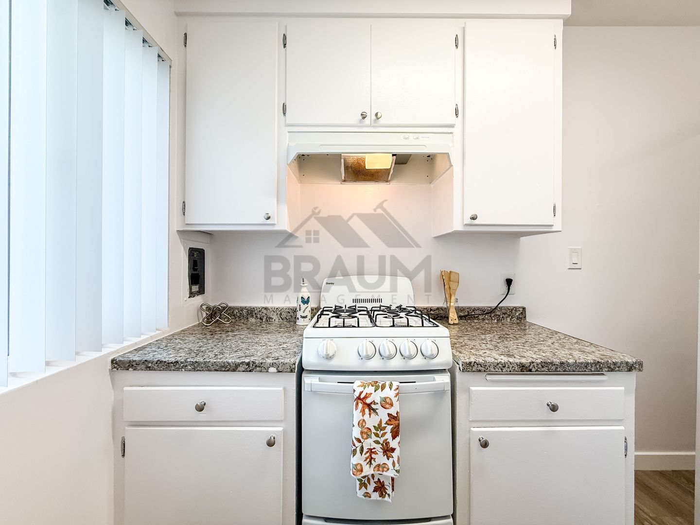 Building Photo - 15546 Vanowen St