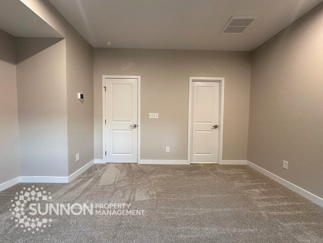 Building Photo - 3BR Townhome with Rooftop Deck in LoSo