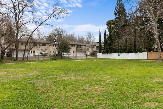 Building Photo - Beautifully Updated Townhouse in Madison V...