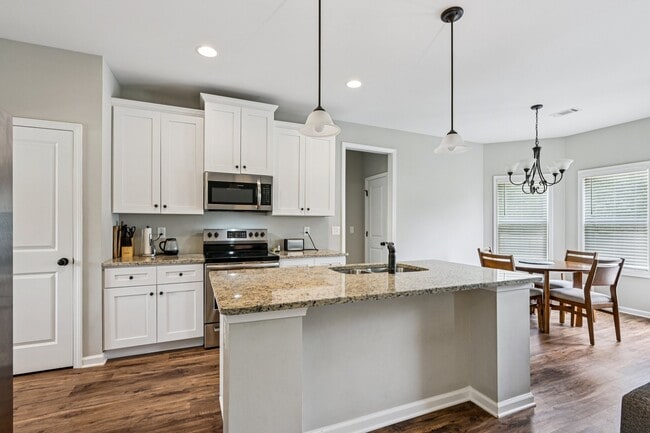 Building Photo - 1121 Birchwood Dr