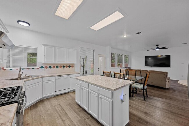 Building Photo - 4433 Chickasaw Ct