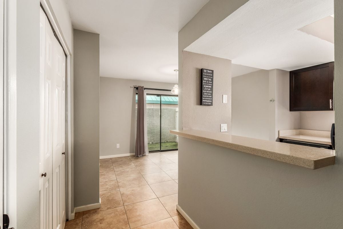 Building Photo - 850 S River Dr