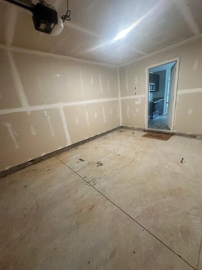 Building Photo - Room in House on Toronto Cir