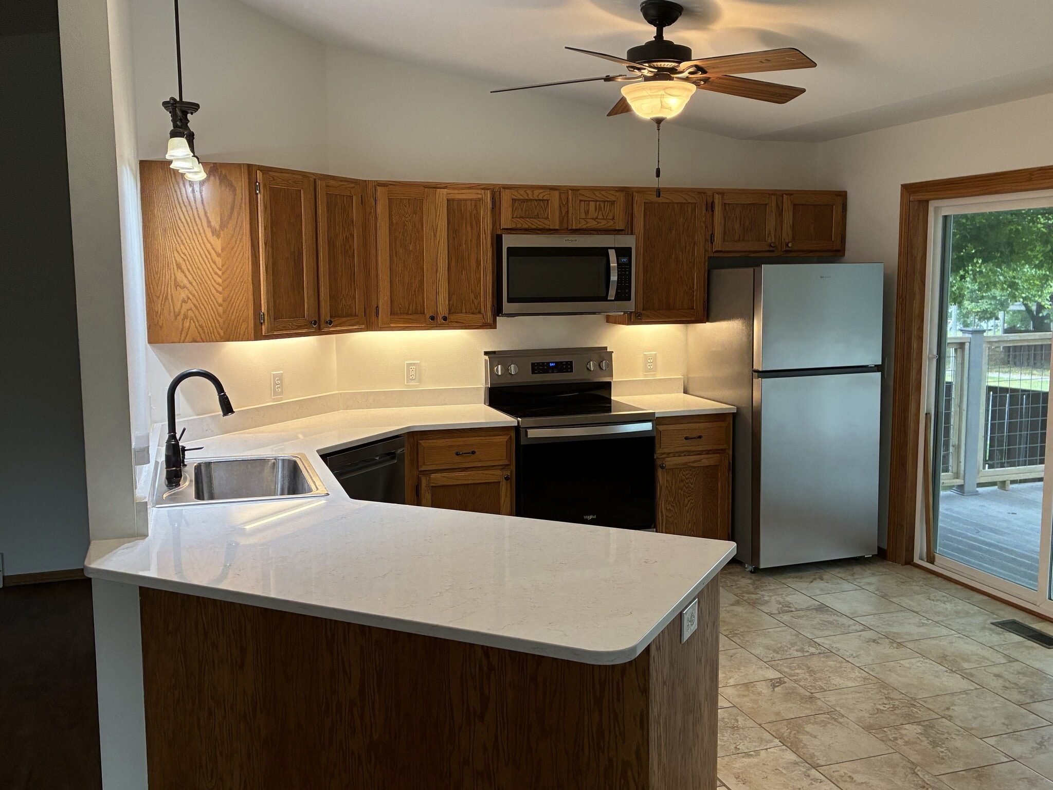 Building Photo - 925 Sky Ridge Dr
