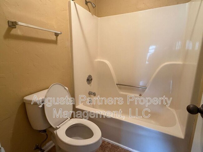 Building Photo - 3148 Vlg W Dr