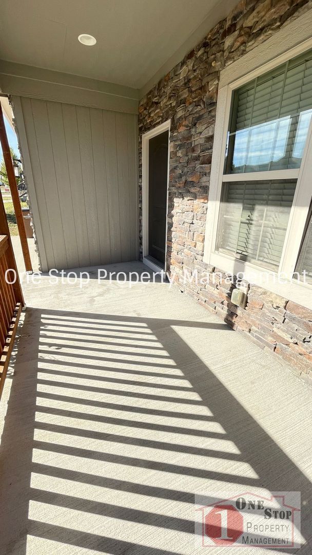 Building Photo - Gorgeous 4 bedroom, 2.5 bath home in Raymore!