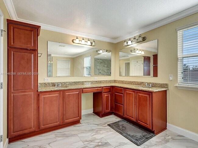 Building Photo - 1018 SW Eckard Ave