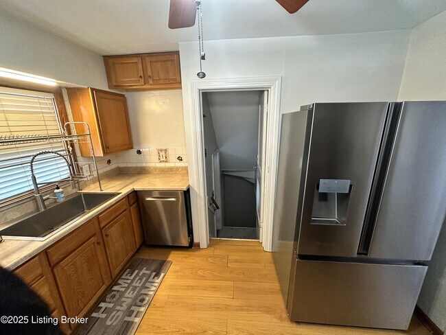 Building Photo - 332 E Esplanade Ave