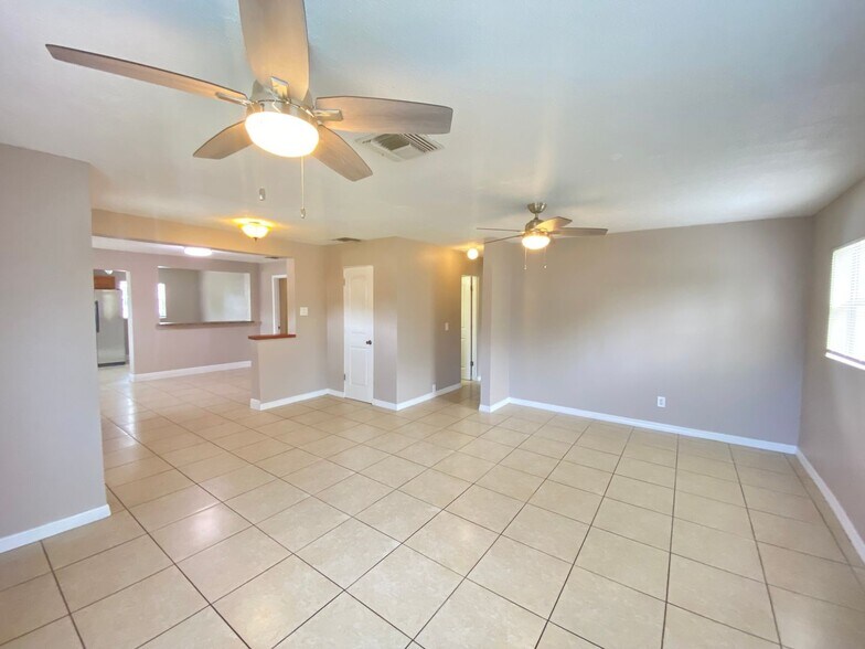 Building Photo - Nice 3 bedroom 2 bathroom House with Scree...