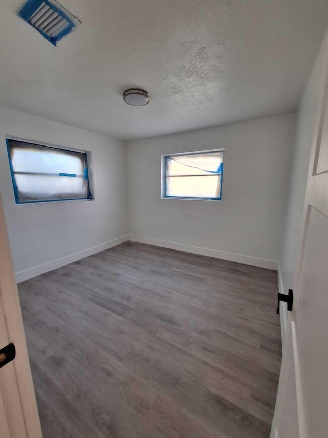 Building Photo - 1000 W 1st St